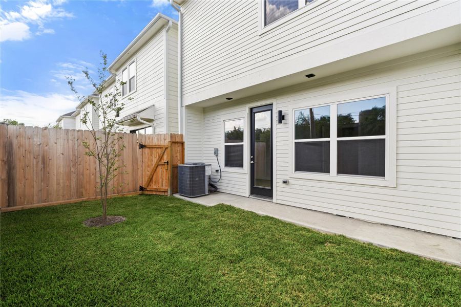 Exterior details and patio area of a home in Willowbend Point, Houston (Image 3).