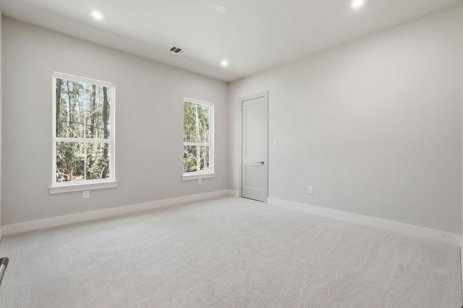 Elevated ceilings, generouswalk-in closet space, and directaccess to the Jack-and-Jill bathcreate a private, well-designedguest retreat.