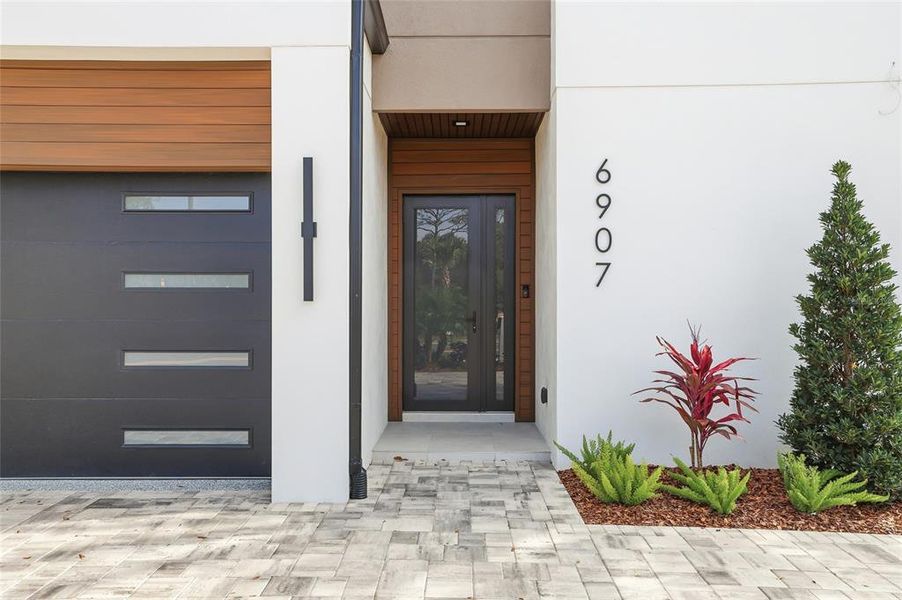 Exterior details and patio area of a home in , Tampa (Image 3).