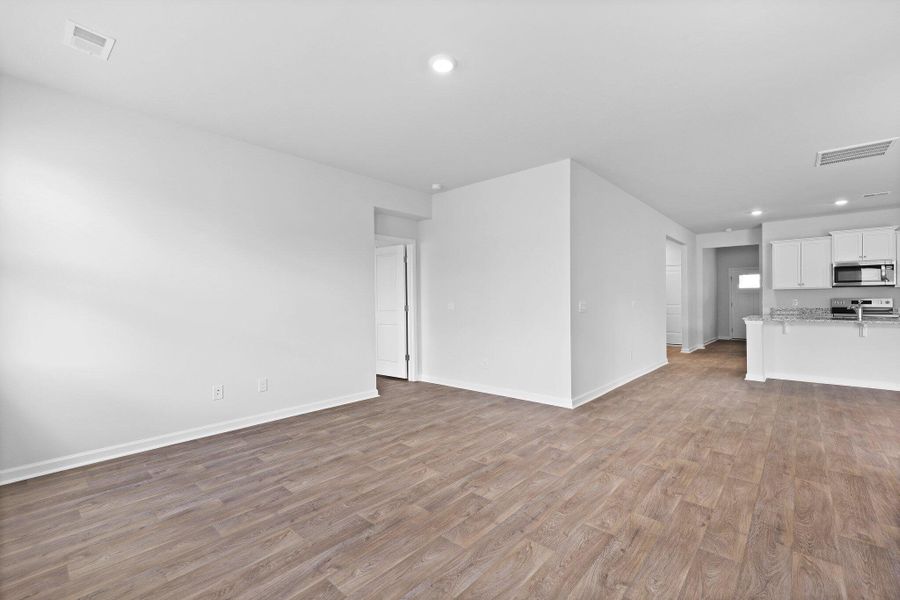 Spacious, unfurnished interior of a new home in Sheep Island, Summerville (Image 17).