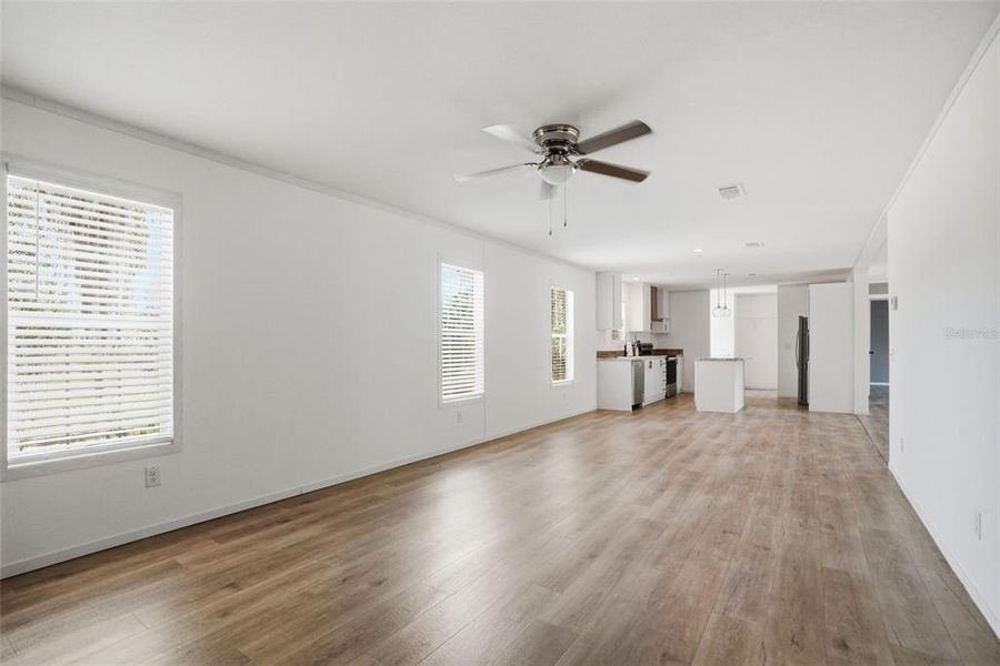 Spacious, unfurnished interior of a new home in , Weeki Wachee (Image 33).