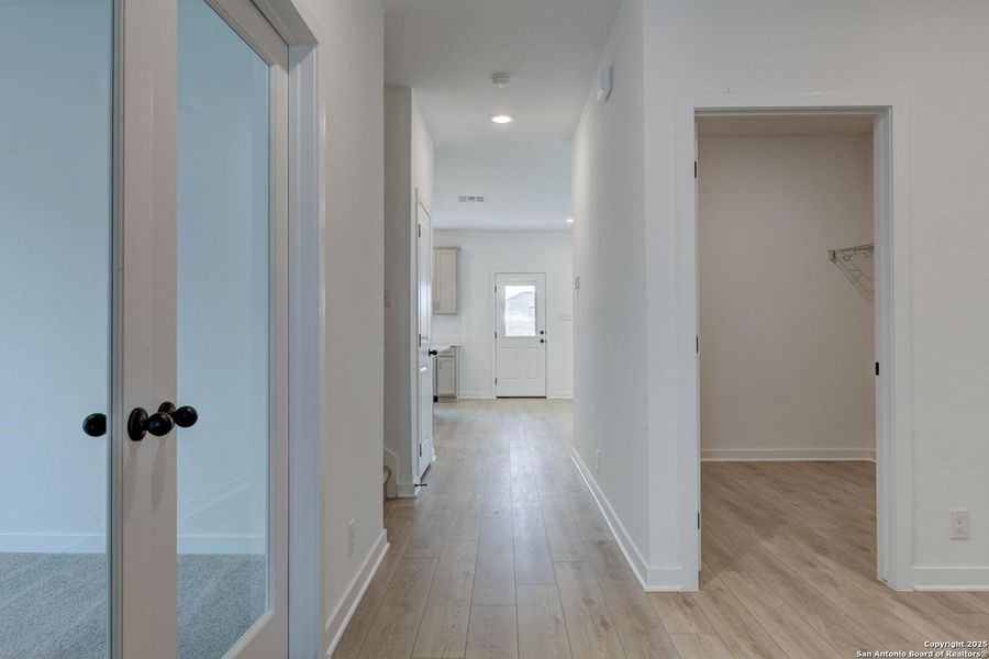 Spacious, unfurnished interior of a new home in , Schertz (Image 30).