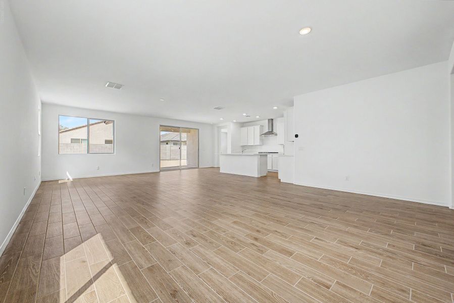 Spacious, unfurnished interior of a new home in Landmarke, San Tan Valley (Image 6).