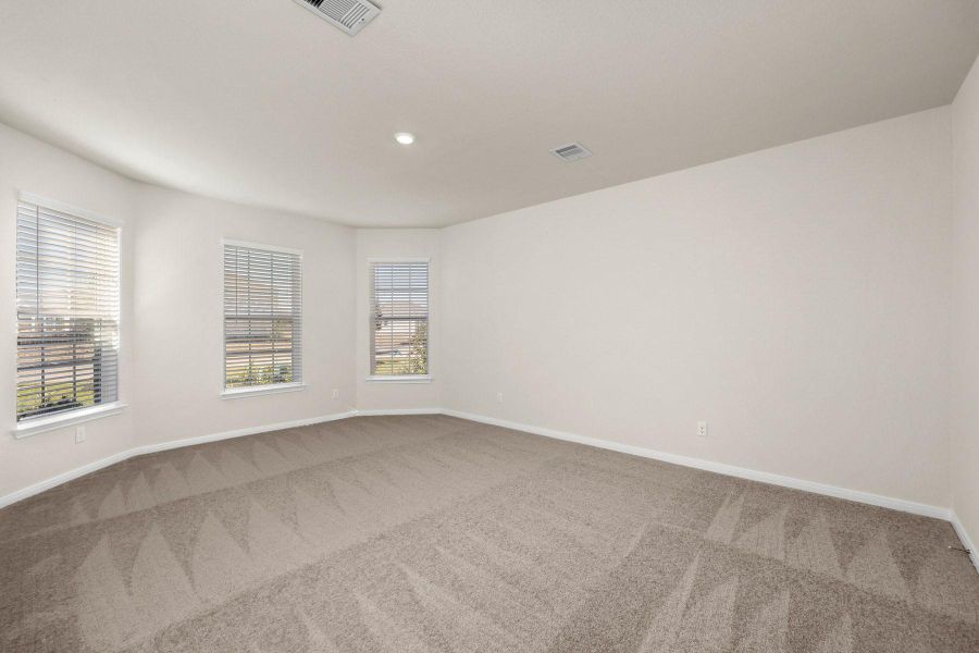 Spacious, unfurnished interior of a new home in Lago Mar, Texas City (Image 9).