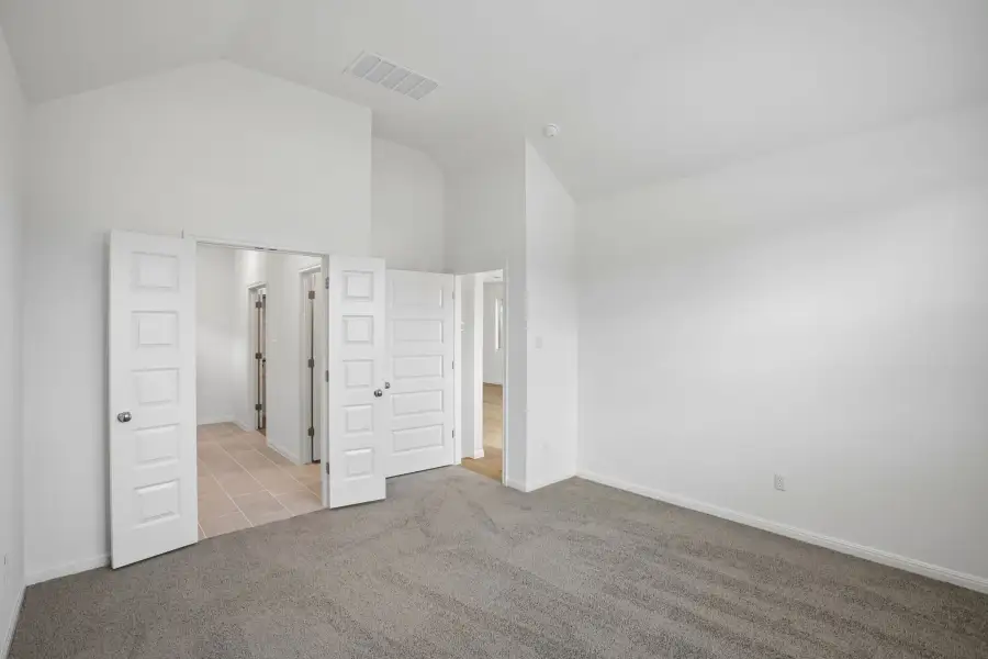 Spacious, unfurnished interior of a new home in Trinity Ranch, Elgin (Image 26).