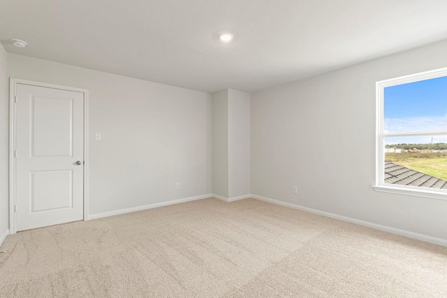 Spacious, unfurnished interior of a new home in , Iowa Colony (Image 10).