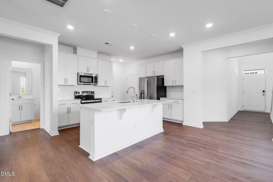 SUN_CaitlinCrossing_Pic_Davidson-20