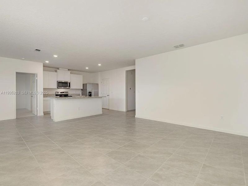 Spacious, unfurnished interior of a new home in , Fort Pierce (Image 9).