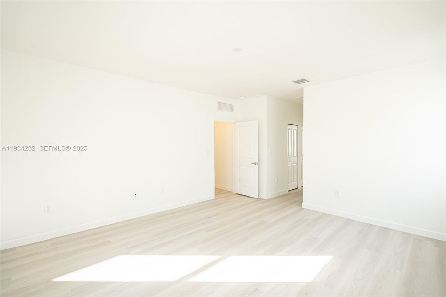Spacious, unfurnished interior of a new home in Acacia Groves, Miami (Image 49).