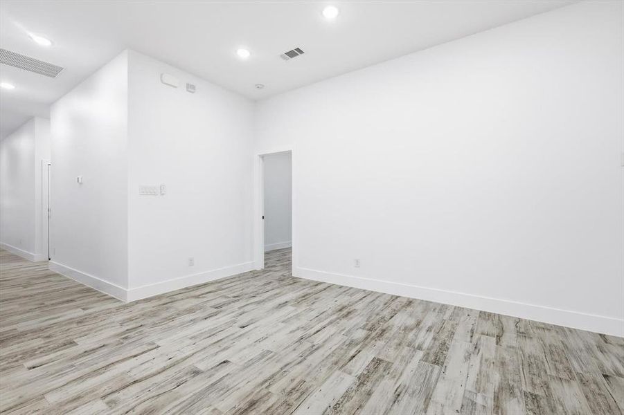 Spacious, unfurnished interior of a new home in , Gun Barrel City (Image 28).