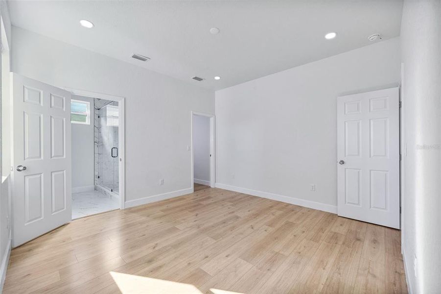 Spacious, unfurnished interior of a new home in , Tampa (Image 26).