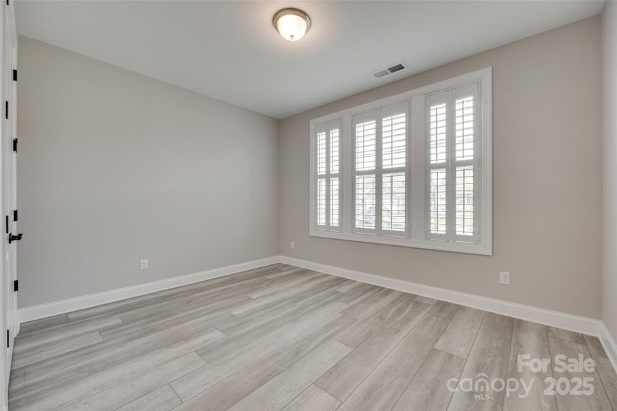 Spacious, unfurnished interior of a new home in Handsmill on Lake Wylie, York (Image 21).