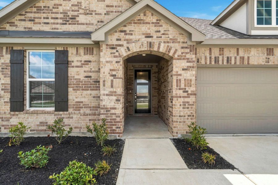 Exterior details and patio area of a home in Sunterra Lakes, Brookshire (Image 4).
