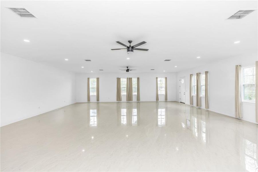 Spacious, unfurnished interior of a new home in , Orlando (Image 28).