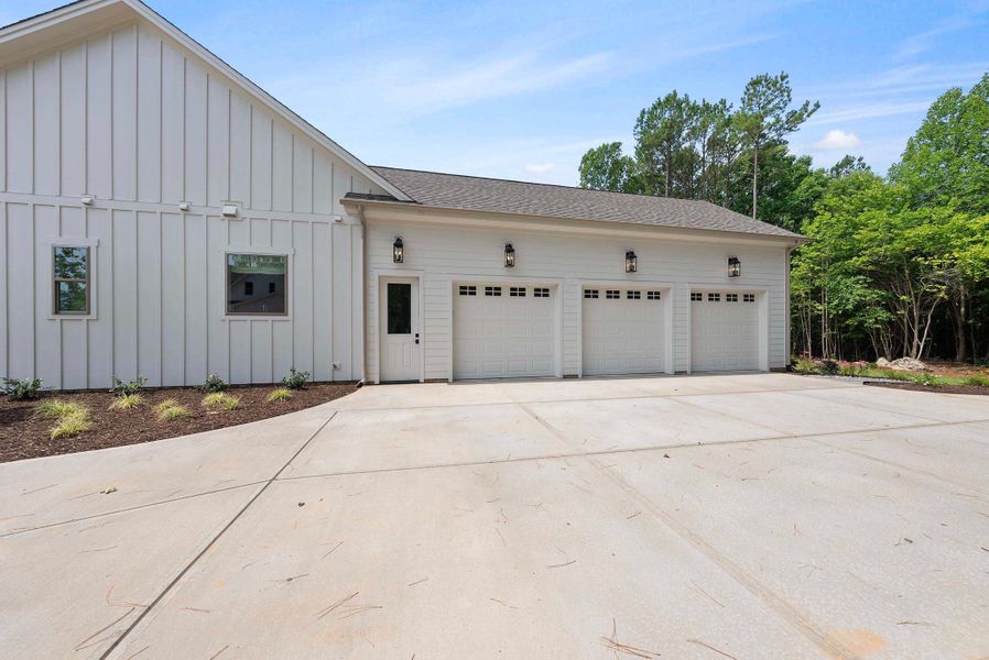 Representative exterior photo of a completed home built from the Oakmont American Farmhouse by Homes by Dickerson in Cattail, Clayton, NC (Image 9).