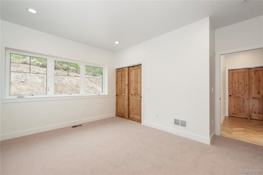 Spacious, unfurnished interior of a new home in , Granby (Image 24).