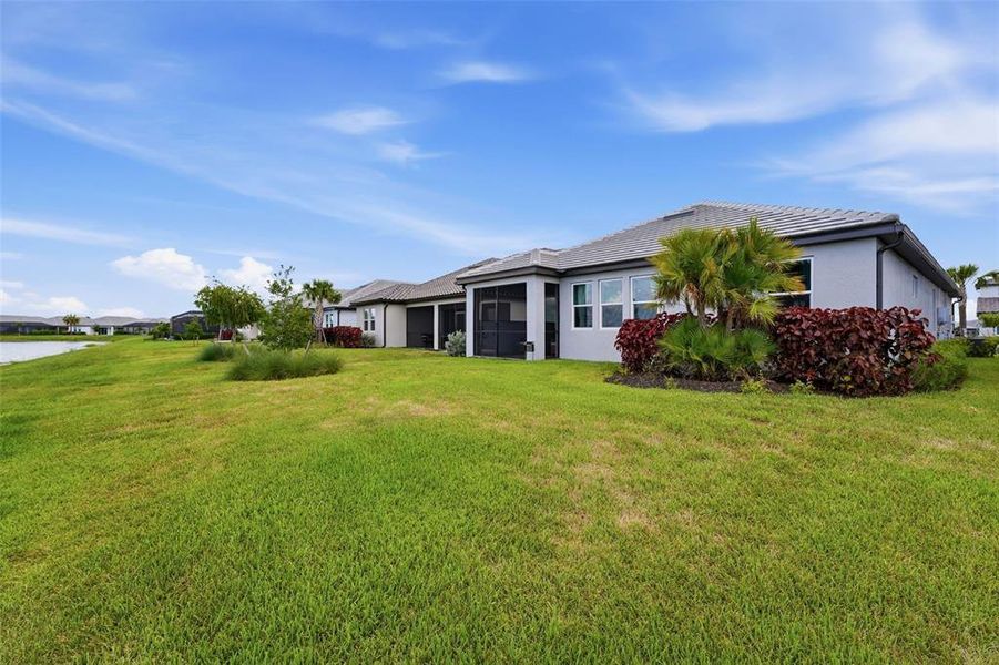 Exterior details and patio area of a home in , Bradenton (Image 23).