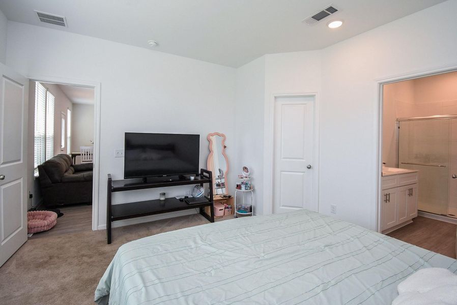 Furnished interior view inside a new home in , Alvin (Image 14).