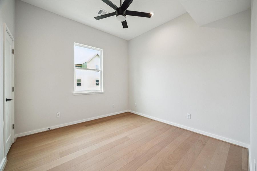 Spacious, unfurnished interior of a new home in , Houston (Image 10).