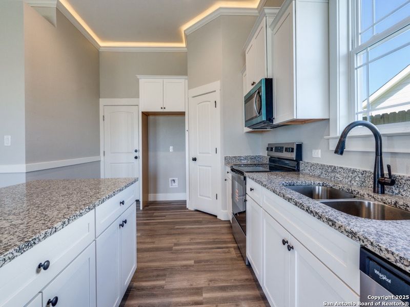 Furnished interior view inside a new home in Las Palomas Country Club Estates, La Vernia (Image 10).