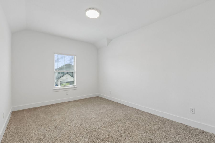Spacious, unfurnished interior of a new home in Dove Hollow, Waxahachie (Image 30).