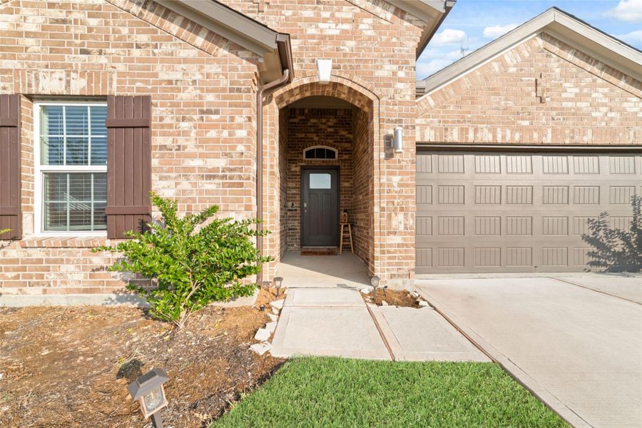 Exterior details and patio area of a home in Parks Edge, Missouri City (Image 21).