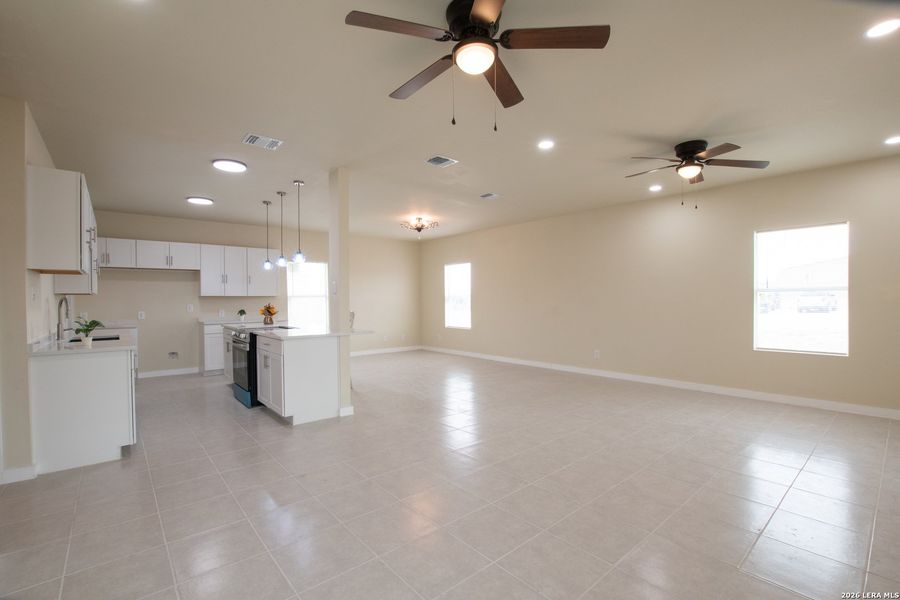 Spacious, unfurnished interior of a new home in , New Braunfels (Image 24).