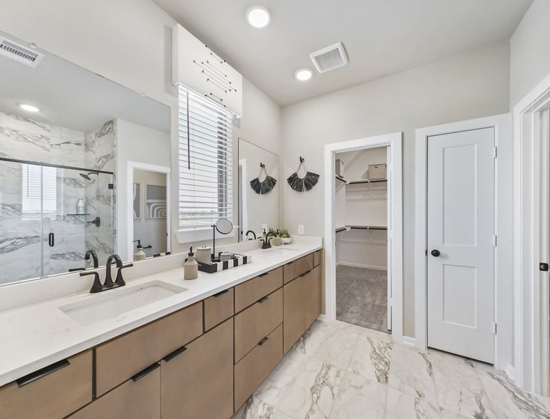 Furnished interior view inside a new home in Sienna, Missouri City (Image 14).