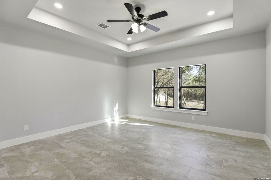 Spacious, unfurnished interior of a new home in , Canyon Lake (Image 17).