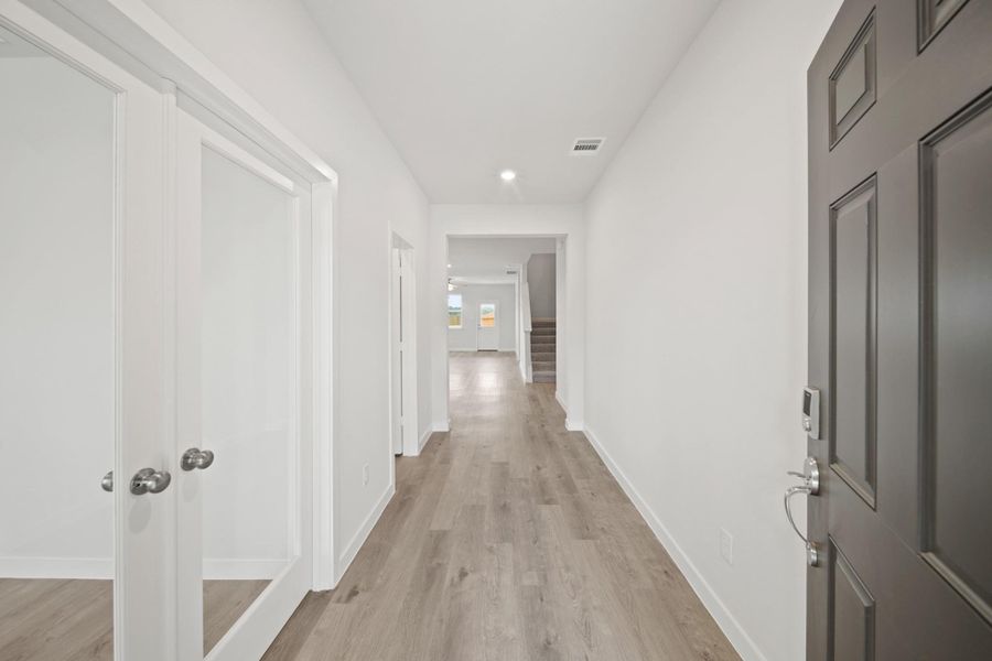 Spacious, unfurnished interior of a new home in Valor Park, Bay City (Image 12).