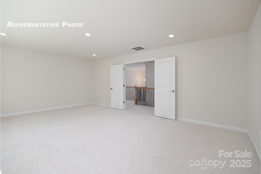 Spacious, unfurnished interior of a new home in Sylvan Creek, Denver (Image 14).