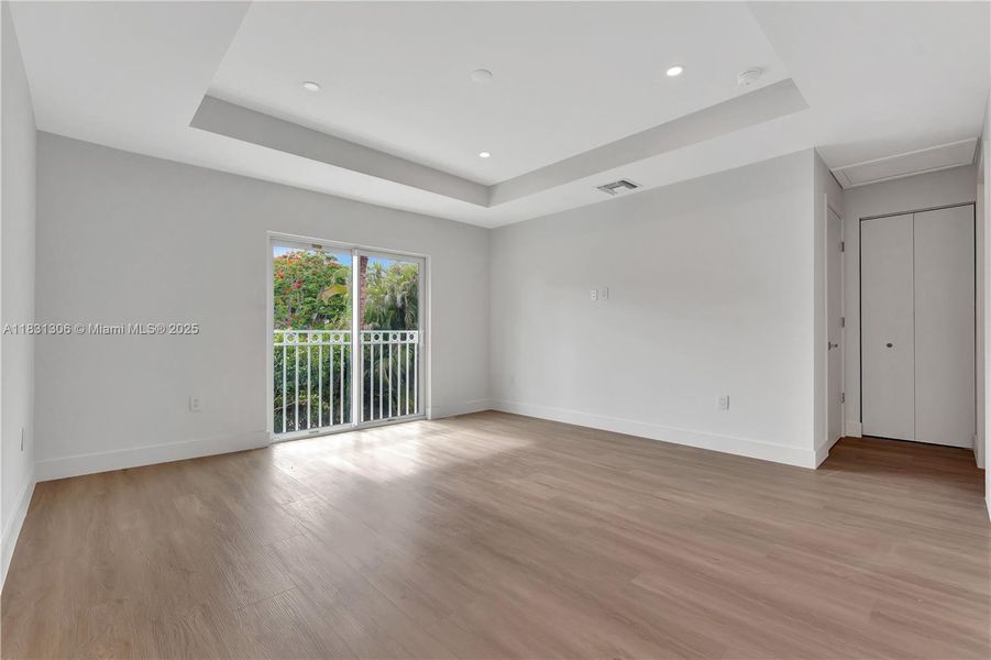 Spacious, unfurnished interior of a new home in , Coral Springs (Image 24).