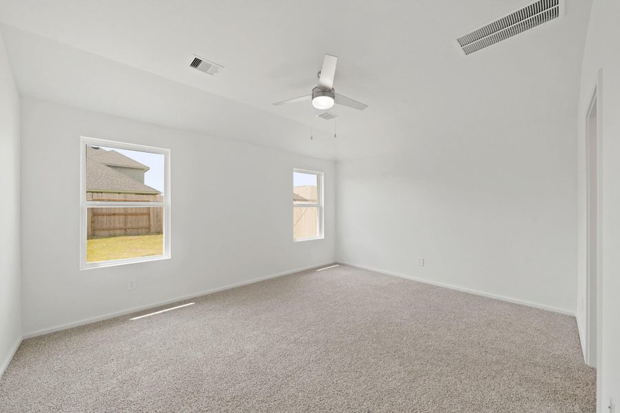 Spacious, unfurnished interior of a new home in Sunterra Lakes, Katy (Image 12).