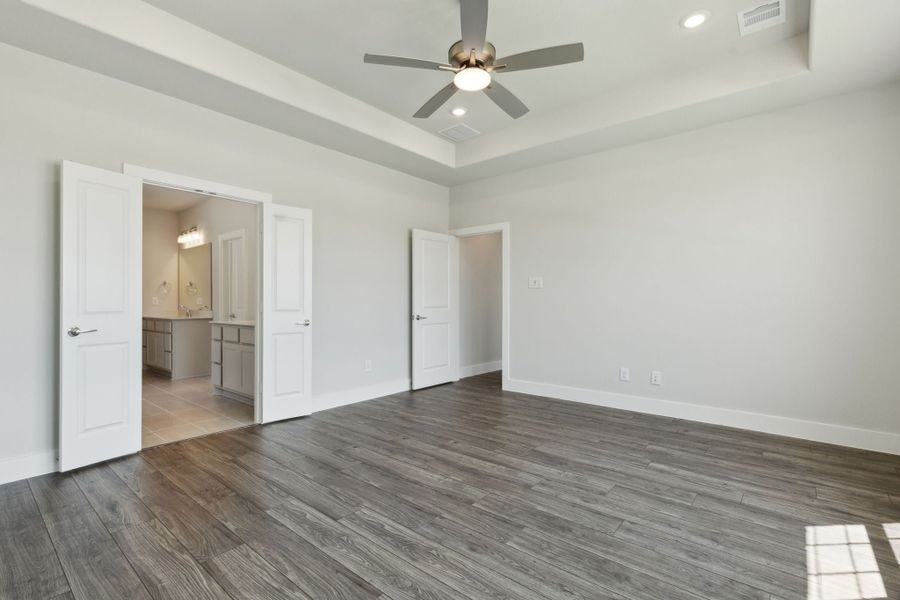 Spacious, unfurnished interior of a new home in Dove Hollow, Waxahachie (Image 29).