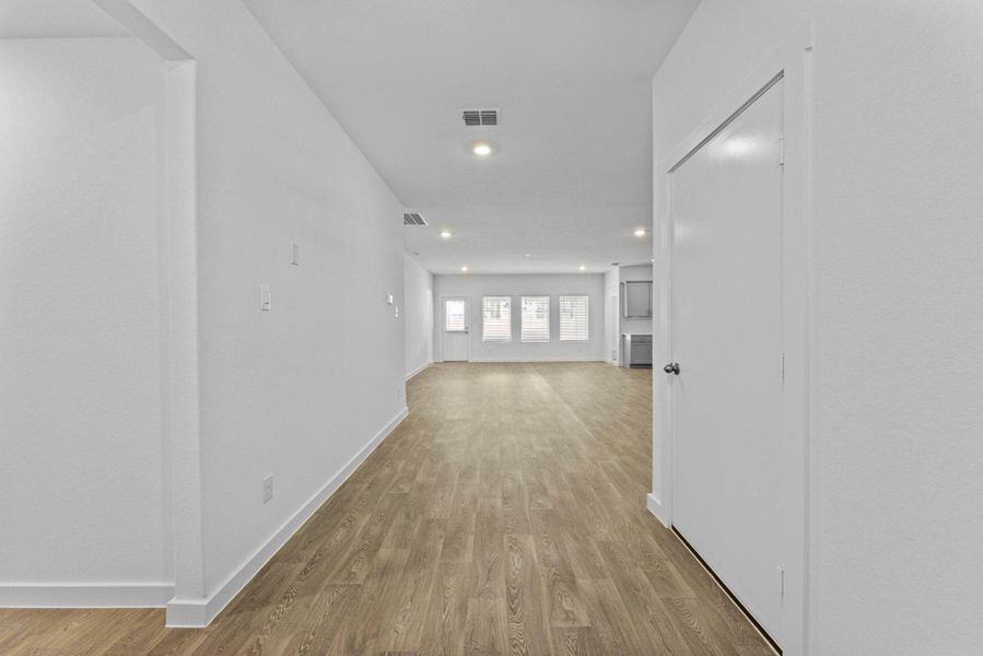 Spacious, unfurnished interior of a new home in Sonoma Oaks, Fredericksburg (Image 22).