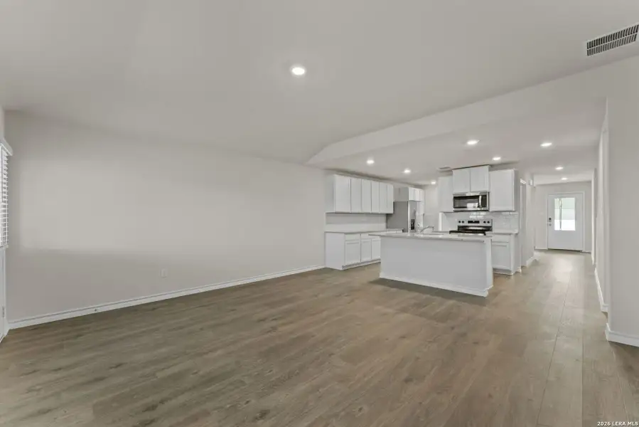 Spacious, unfurnished interior of a new home in Laurel Vistas, San Antonio (Image 21).