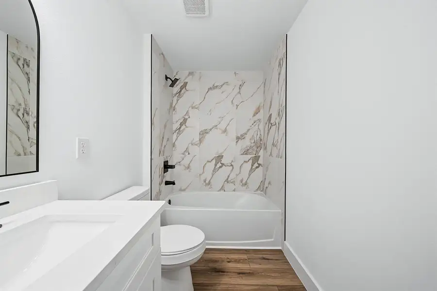 interior - second bathroom 2