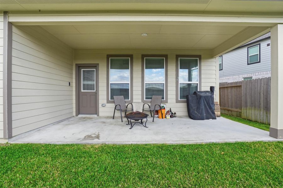 Exterior details and patio area of a home in Sheldon Ridge, Houston (Image 22).