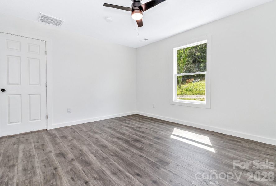 Spacious, unfurnished interior of a new home in , Marion (Image 13).