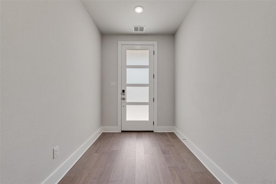 Spacious, unfurnished interior of a new home in Collin Creek, Plano (Image 23).