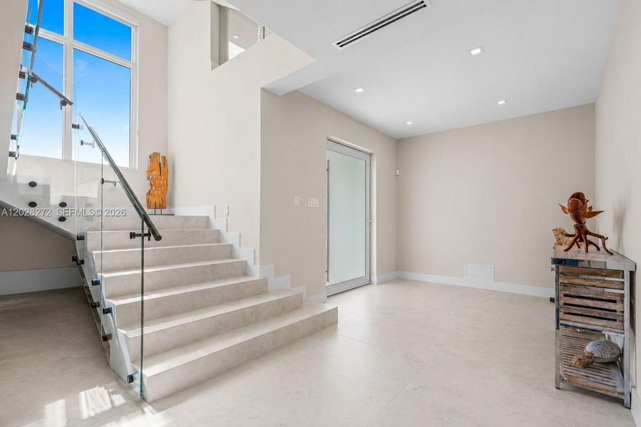 Spacious, unfurnished interior of a new home in , Marathon (Image 23).
