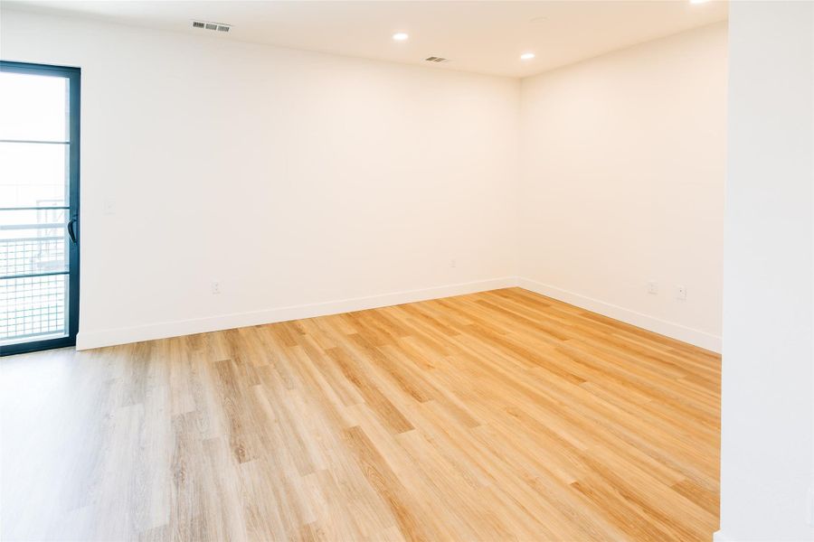 Spacious, unfurnished interior of a new home in Congress Lofts Saint Elmo, Austin (Image 5).