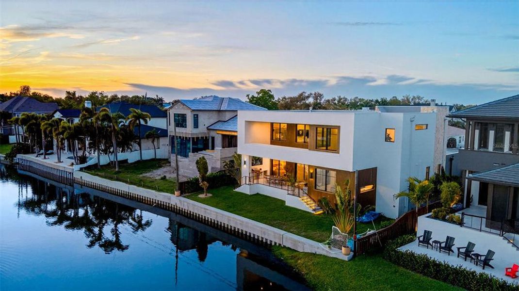 Condo located in St. Petersburg, FL showcasing its design and architecture (Image 5).