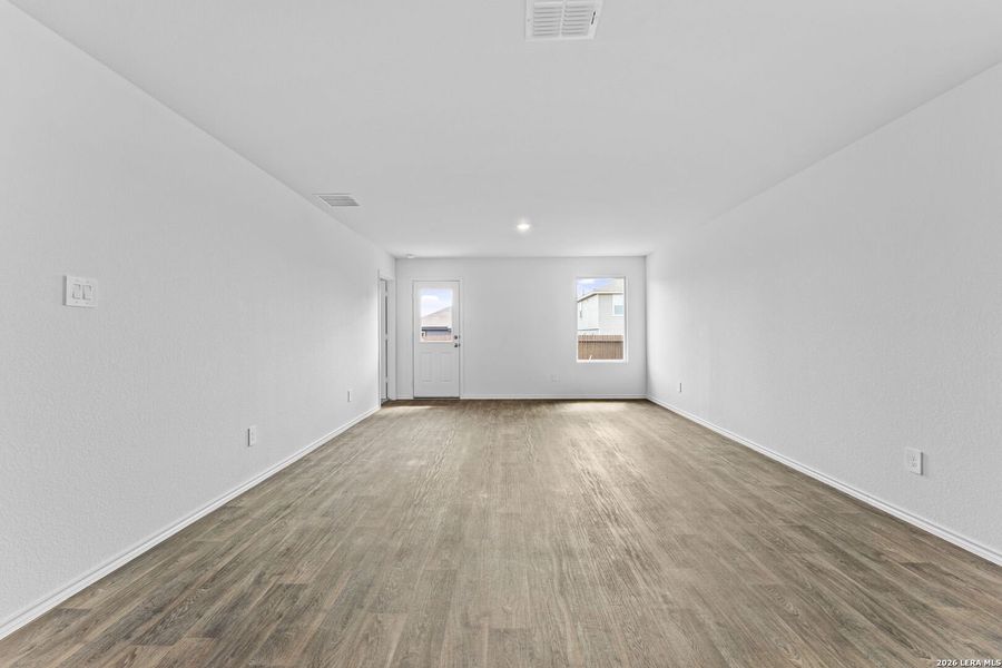 Spacious, unfurnished interior of a new home in Avenida, Converse (Image 9).