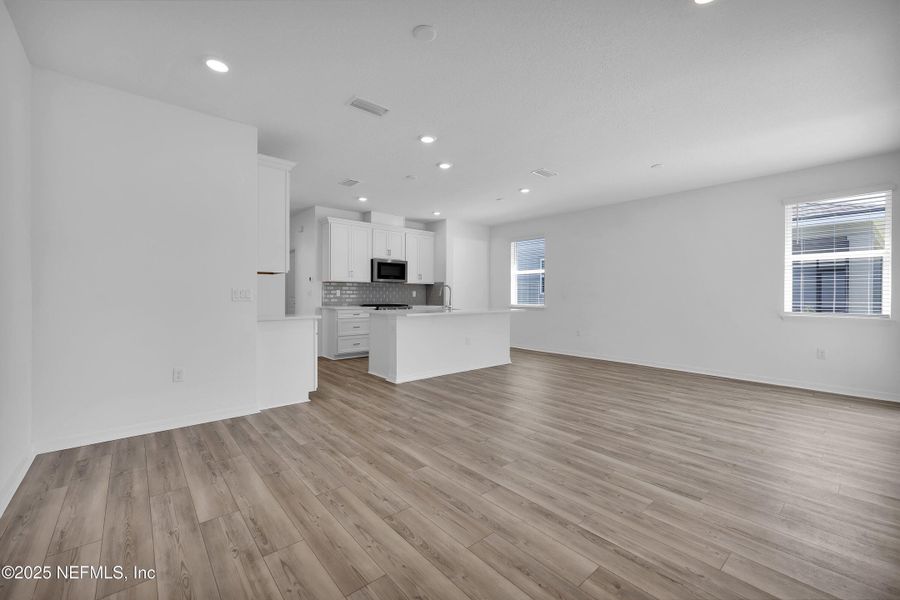 Spacious, unfurnished interior of a new home in Murray Farms, Middleburg (Image 14).