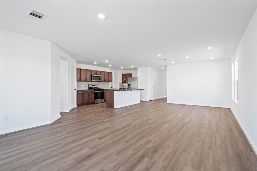 Spacious, unfurnished interior of a new home in Olympia Falls, Fresno (Image 16). Spacious, unfurnished interior of a new home in Olympia Falls, Fresno (Image 16).