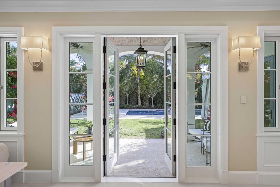 24 - Living to Patio