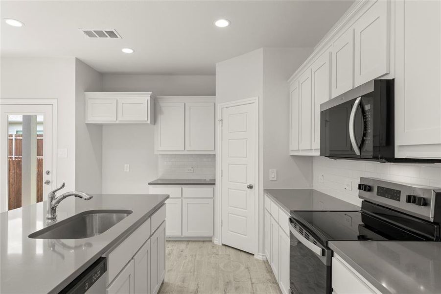 13. 3116 Yellow Pine - Kitchen (3) 13. 3116 Yellow Pine - Kitchen (3)