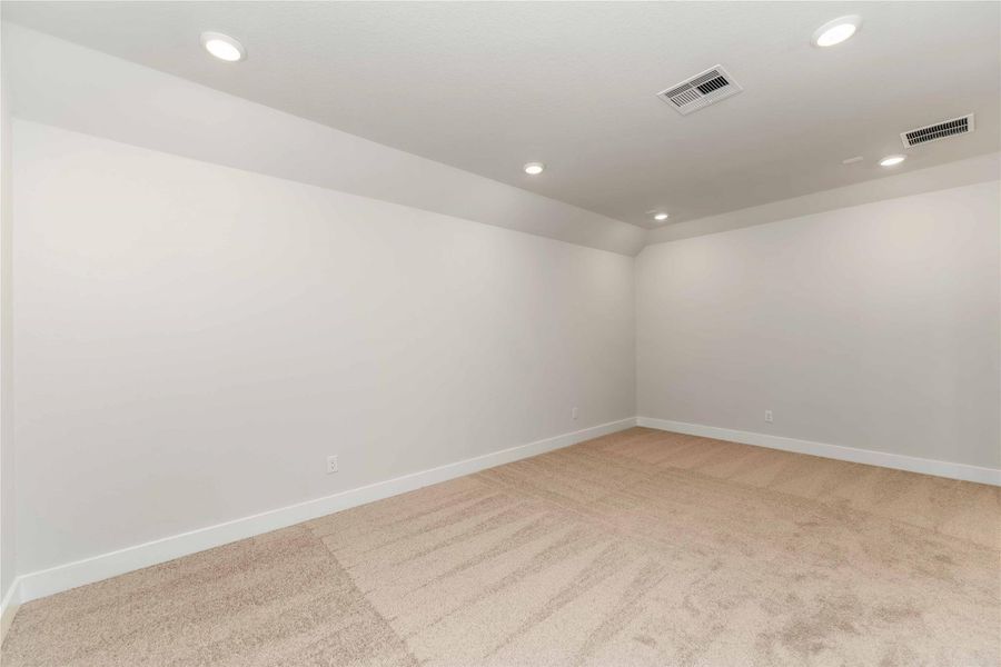 Spacious, unfurnished interior of a new home in Valencia, Manvel (Image 38).