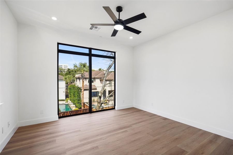 Spacious, unfurnished interior of a new home in , Bellaire (Image 20).